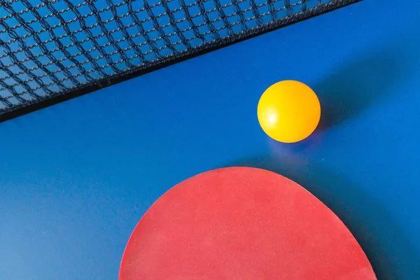 Raqueta de tenis de mesa pelota de mesa —  Fotos de Stock