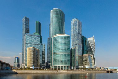 Nehrin karşısındaki iş merkezi görünümü