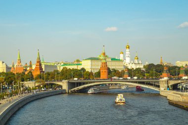 Nehir köprüsünün karşısındaki Kremlin'in görünümü