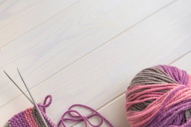 Yün örgü iğneleri bir top örgü