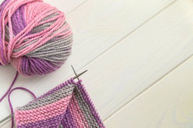 Yün örgü iğneleri bir top örgü