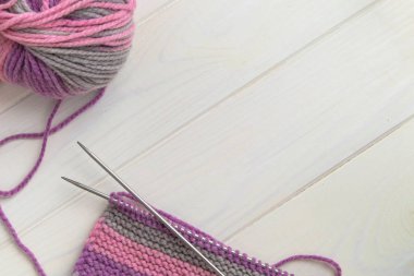 yün örgü iğneler ve örgü topu