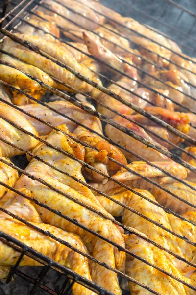 Barbekü Izgara tavuk kanatları açık havada pişirilir — Stok fotoğraf