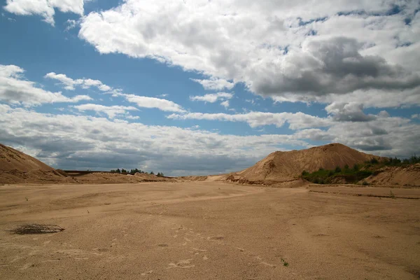 Těžba písku a modrá obloha — Stock fotografie