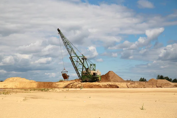 Bulldozer in a sand quarry digs sand — Stock Photo, Image