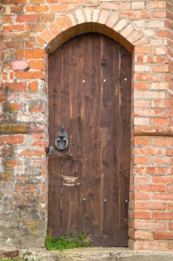 Tuğla duvardaki antik ahşap kapı