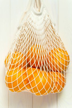 Portakallar tekrar kullanılabilir beyaz bir çantada.