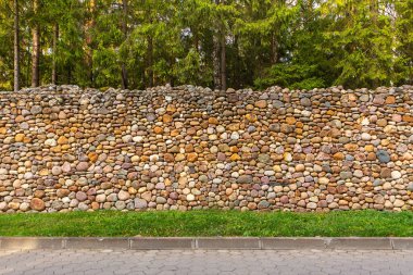 Kalıplı taş duvar. Parlak renkli taşlar.