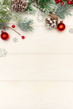 Beyaz ahşap arka plandaki dekorasyonlardan Noel arkaplanı