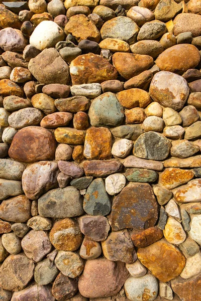 Texturált kőfal fényes többszínű kövek — Stock Fotó