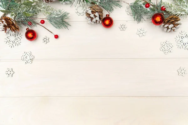 Fundo de Natal de decorações em um fundo de madeira branco Fotos De Bancos De Imagens