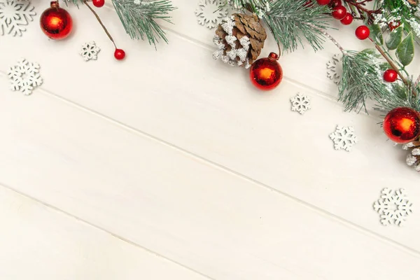 Fundo de Natal de decorações em um fundo de madeira branco Fotos De Bancos De Imagens