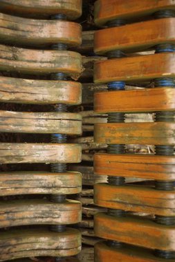 Bir arka plan olarak kavisli yıpranmış ahşap paneller