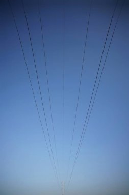 Yüksek voltaj postası. Yüksek voltajlı gökyüzü arka planı.