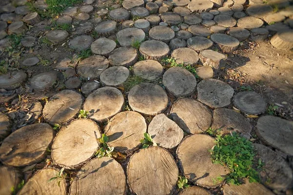 Geplaveide Met Hout Een Weg Een Pad Natuurlijke Achtergrond Kopiëren — Stockfoto