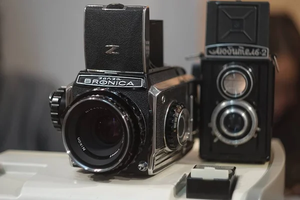 白俄罗斯明斯克 2018年11月10日 Ussr Bronica 上制造的带有开放聚焦轴的旧中型相机和旧相机 Amameur 正在摄影展 Photocraft 明斯克 — 图库照片