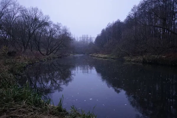 Fluss Bei Nebligem Bewölktem Wetter Der Dämmerung — Stockfoto