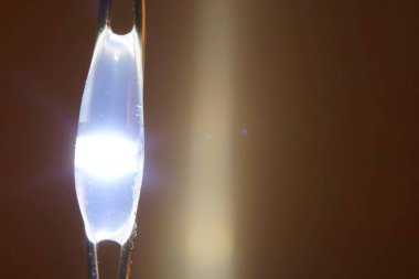 Küçük parlak Led kırmızı arka plan ile bir damla şeklinde kapatın.