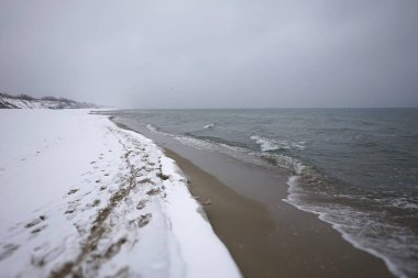 Litvanya'da Curonian Spit üzerinde Neringa Nida kasabası yakınlarındaki Baltık Denizi'nde kış manzara