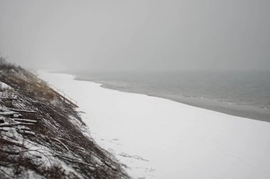 Litvanya'da Curonian Spit üzerinde Neringa Nida kasabası yakınlarındaki Baltık Denizi'nde kış manzara