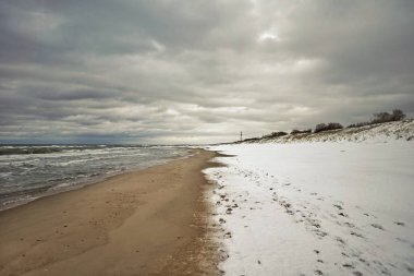 Litvanya'da Curonian Spit üzerinde Neringa Nida kasabası yakınlarındaki Baltık Denizi'nde kış manzara