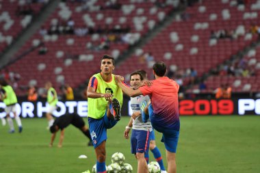 Kallang-Singapur-26Jul2018: Rodrigo # 14 Atletico Madrid Oyuncusu 2018 'den önce atletico de Madrid' deki ulusal stadyumdaki cephaneliğe karşı savaştı
