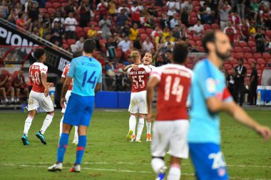 Kallang-Singapur-26Jul2018: C2018 'de atletico de madrid' e karşı atletico de madrid, Singgapur 'da oynanan maçta atletico de madrid maçında attığı gol için Arsenal' i tebrik eden oyuncu