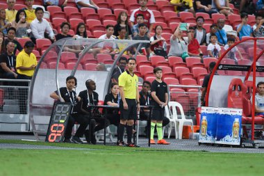 Kallang-Singapur-26 Haziran 2018: Singapur Milli Stadyumu 'ndaki Atletico de Madrid' e karşı yapılan cephanelik maçında yardımcı hakem icc2018 'de görev aldı