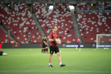 Kallang-Singapur - 26 Temmuz 2018: tanımlanamayan personel Koç ' icc2018 de Fenerbahçe Singapur Ulusal Stadyumu'nda karşı arsenal arasında sırasında eylem arsenal kalecisi