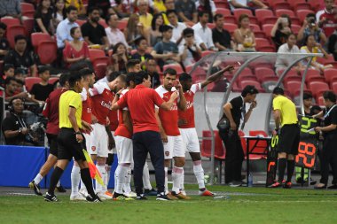 Kallang-Singapur-26Jul2018: C2018 'de atletico de madrid' deki ulusal stadyumdaki cephanelik arasındaki değişen değişimi hazırlayan cephanelik oyuncusu