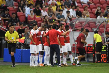 Kallang-Singapur-26Jul2018: C2018 'de atletico de madrid' deki ulusal stadyumdaki cephanelik arasındaki değişen değişimi hazırlayan cephanelik oyuncusu