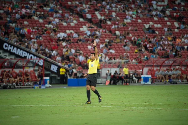 Kallang Singapore 26Jul2018 シンガポールの国立競技場で行われたAtletico Madridに対する武器庫間のIcc2018中の活動のレフリー — ストック写真