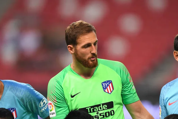 Kallang-Singapur-26Jul2018: Jan oblak # 13 Atletico Madrid Oyuncusu 2018 'den önce atletico de Madrid Ulusal Stadyumu, Singgapur' daki cephaneliğe karşı savaştı