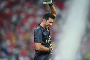 Kallang-Singapur-28Jul2018: Gianluigi Buffon # 30 PSG oyuncusu icc2018 'de Paris Saint-Almanya Ulusal Stadyumu, Singapur' daki cephaneliğe karşı savaşıyor.