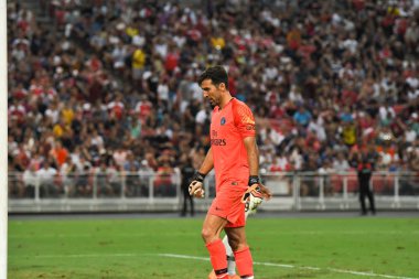 Kallang-Singapur-28Jul2018: Gianluigi Buffon # 30 PSG oyuncusu icc2018 'de Paris Saint-Almanya Ulusal Stadyumu, Singapur' daki cephaneliğe karşı savaşıyor.