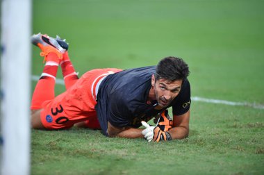 Kallang-Singapur-28Jul2018: Gianluigi Buffon # 30 PSG oyuncusu icc2018 'de Paris Saint-Almanya Ulusal Stadyumu, Singapur' daki cephaneliğe karşı savaşıyor.