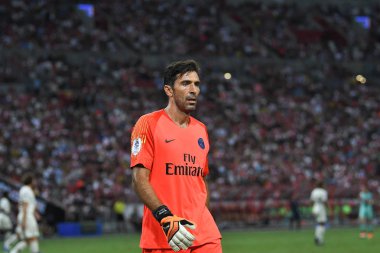 Kallang-Singapur-28Jul2018: Gianluigi Buffon # 30 PSG oyuncusu icc2018 'de Paris Saint-Almanya Ulusal Stadyumu, Singapur' daki cephaneliğe karşı savaşıyor.
