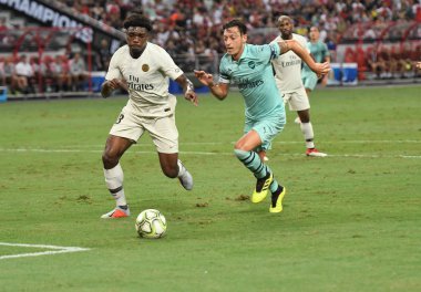 Kallang-Singapur - 28 Temmuz 2018: Mesut Ozil #10 oyuncu Arsenal icc2018 paris saint-Alman Ulusal Stadyumu'nda, Singapur karşı arsenal arasında sırasında eylem