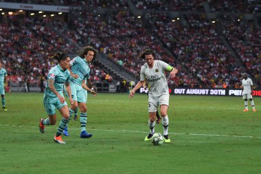 Kallang-Singapur-28Jul2018: Adrien kuduz # 25 PSG oyuncusu Buz 2018 'de Paris Saint-Alman Ulusal Stadyumu, Singapur' daki cephaneliğe karşı savaşıyor