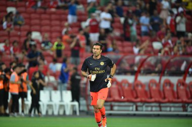 Kallang-Singapur-28Jul2018: Gianluigi Buffon # 30 PSG oyuncusu icc2018 'de Paris Saint-Almanya Ulusal Stadyumu, Singapur' daki cephaneliğe karşı savaşıyor.