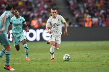 Kallang-Singapur-28Jul2018: Giovani LO Celso # 18 PSG oyuncusu icc2018 'de Paris Saint-Alman Ulusal Stadyumu, Singapur' daki cephaneliğe karşı savaşıyor.