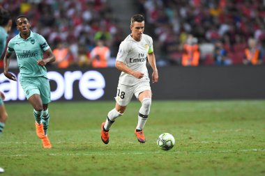 Kallang-Singapur-28Jul2018: Giovani LO Celso # 18 PSG oyuncusu icc2018 'de Paris Saint-Alman Ulusal Stadyumu, Singapur' daki cephaneliğe karşı savaşıyor.