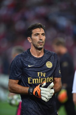 Kallang-Singapur-28Jul2018: Gianluigi Buffon # 30 PSG oyuncusu icc2018 'de Paris Saint-Almanya Ulusal Stadyumu, Singapur' daki cephaneliğe karşı savaşıyor.