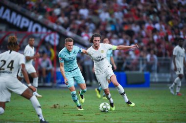 Kallang-Singapur-28Jul2018: Adrien kuduz # 25 PSG oyuncusu Buz 2018 'de Paris Saint-Alman Ulusal Stadyumu, Singapur' daki cephaneliğe karşı savaşıyor