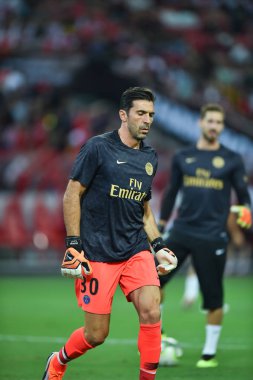 Kallang-Singapur-28Jul2018: Gianluigi Buffon # 30 PSG oyuncusu icc2018 'de Paris Saint-Almanya Ulusal Stadyumu, Singapur' daki cephaneliğe karşı savaşıyor.