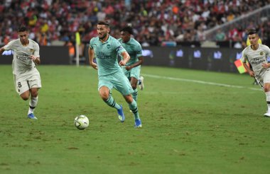 Kallang-Singapur-28Jul2018: Sead Kolasinac # 31 Cephanelik Oyuncusu icc2018 'de Paris Saint-Alman Ulusal Stadyumu, Singapur' daki cephaneliğe karşı savaşıyor.