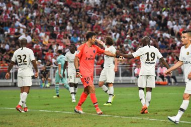 Kallang-Singapur-28Jul2018: Gianluigi Buffon # 30 PSG oyuncusu icc2018 'de Paris Saint-Almanya Ulusal Stadyumu, Singapur' daki cephaneliğe karşı savaşıyor.