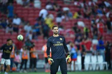 Kallang-Singapur-28Jul2018: Kevin Trapp # 1 PSG oyuncusu Buz 2018 'de Paris Saint-Alman Ulusal Stadyumu, Singapur' daki cephaneliğe karşı savaşıyor
