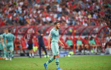 Kallang-Singapur-28Jul2018: Sead Kolasinac # 31 Cephanelik Oyuncusu icc2018 'de Paris Saint-Alman Ulusal Stadyumu, Singapur' daki cephaneliğe karşı savaşıyor.