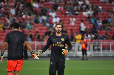 Kallang-Singapur-28Jul2018: Kevin Trapp # 1 PSG oyuncusu Buz 2018 'de Paris Saint-Alman Ulusal Stadyumu, Singapur' daki cephaneliğe karşı savaşıyor